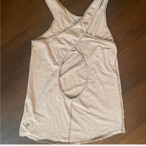 Lululemon grey tank top 
Size S
#yoga #athleisure #lululemon
#tanktop